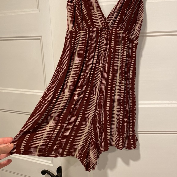 Garnet and tan short romper - Picture 3 of 4